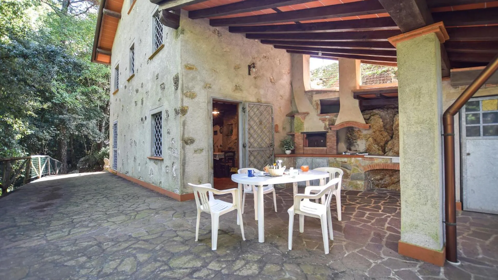 Gorgeous Home In Gombitelli With Kitchen Nyaraló